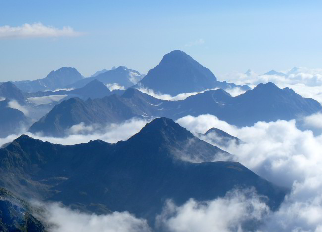 Nebelfelder und Gipfel im Osten