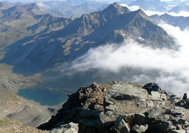 Blick vom Schwarzhorn-Gipfel zum Flüelapass