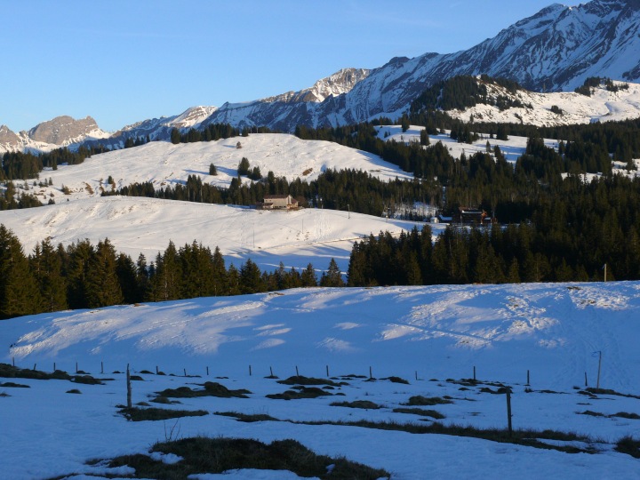 Winterlandschaft; in der Mitte das Salwideli-Gasthaus sowie der Sallwideli-Bauernhof